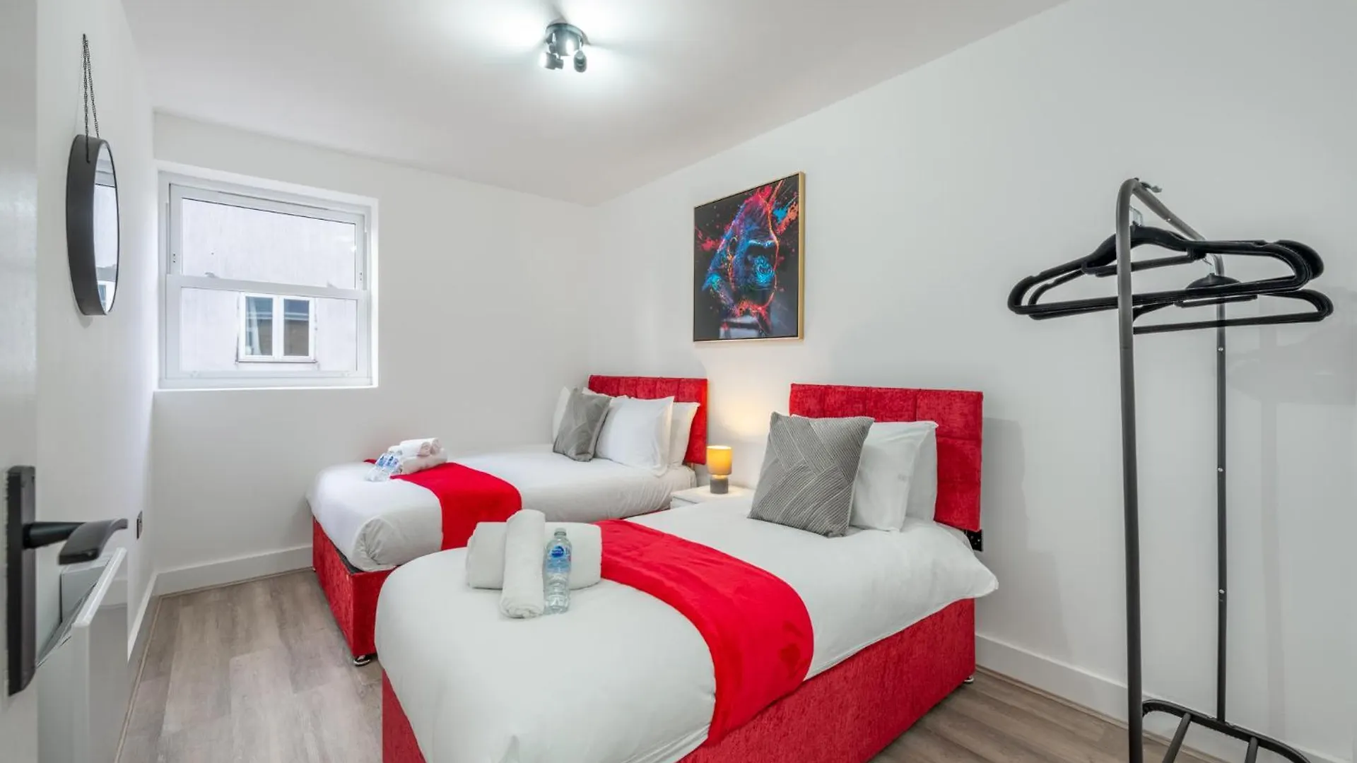 Urban And Trendy Stratford Property Sleeps 8 Free Parking Wifi London Apartment