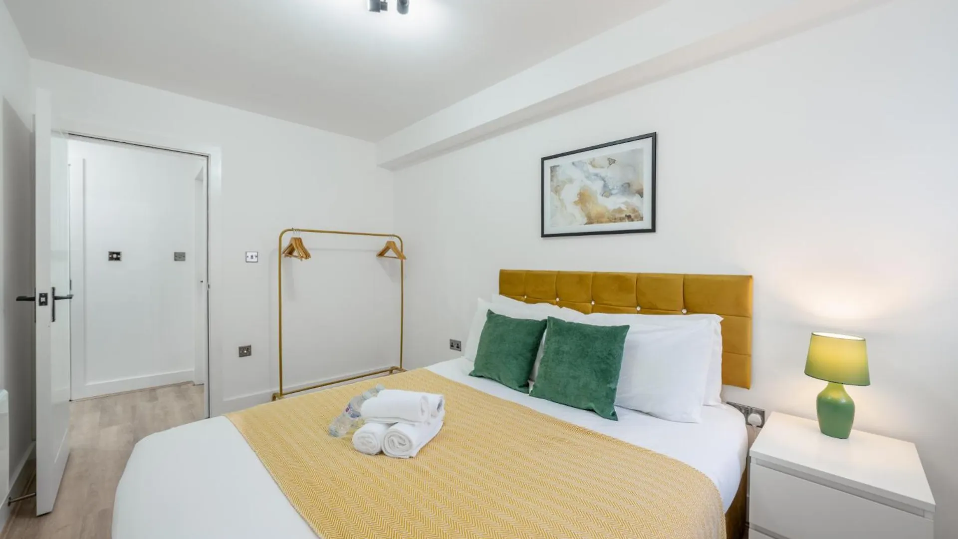 Apartment Urban And Trendy Stratford Property Sleeps 8 Free Parking Wifi London