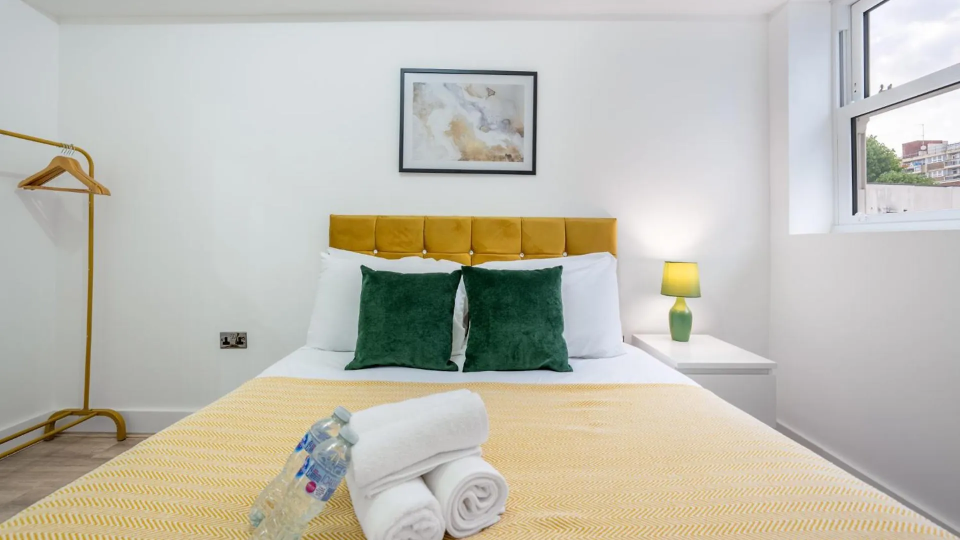 Urban And Trendy Stratford Property Sleeps 8 Free Parking Wifi London United Kingdom