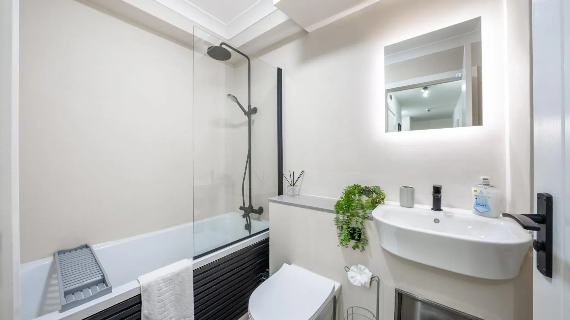 Urban And Trendy Stratford Property Sleeps 8 Free Parking Wifi London Apartment